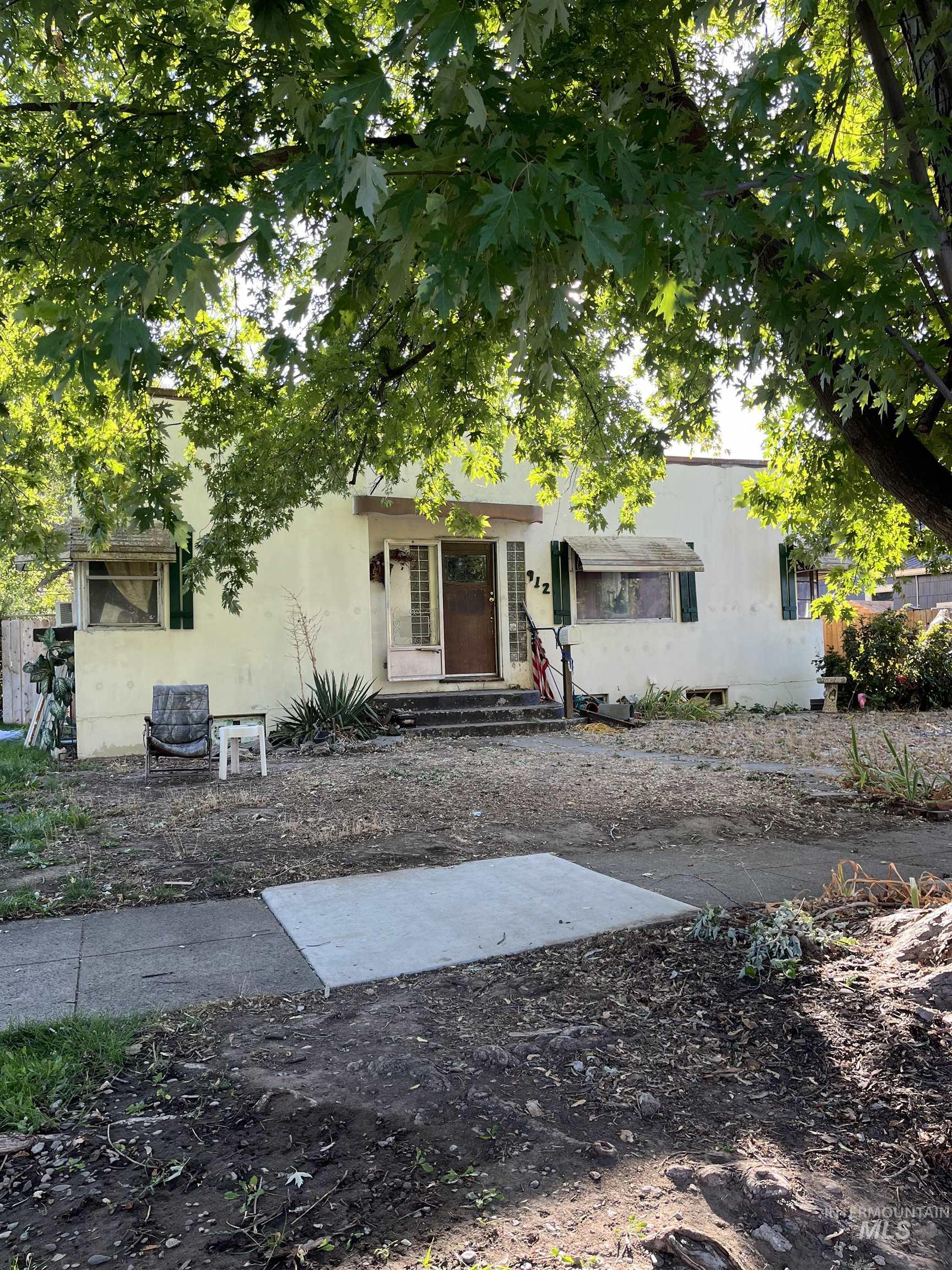 912 W 1st