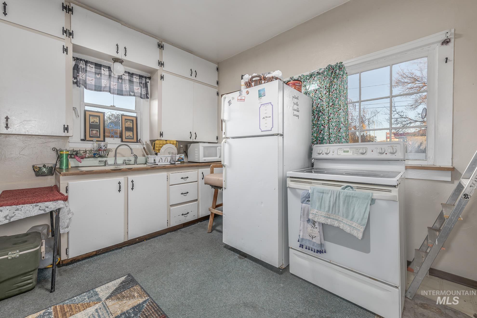 700 E Commercial