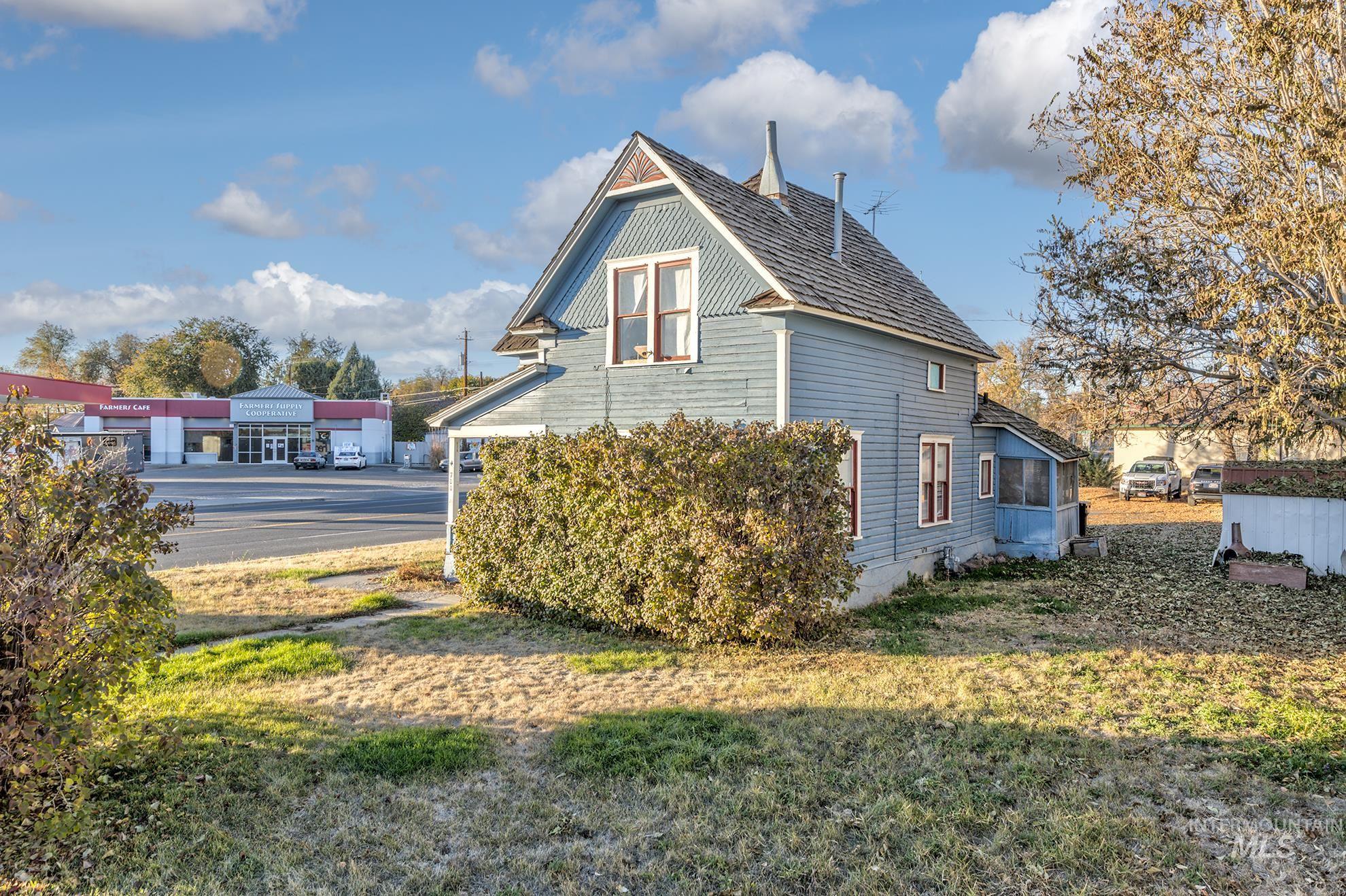 700 E Commercial