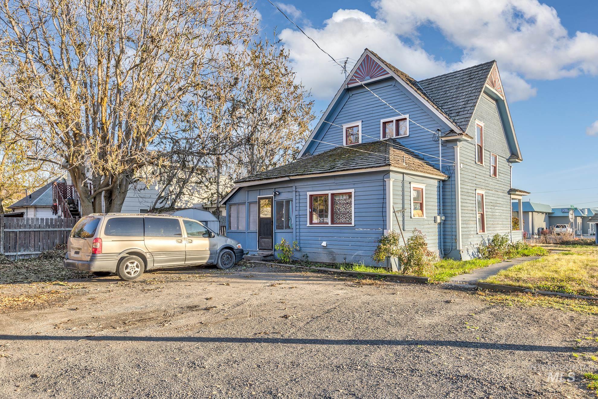 700 E Commercial