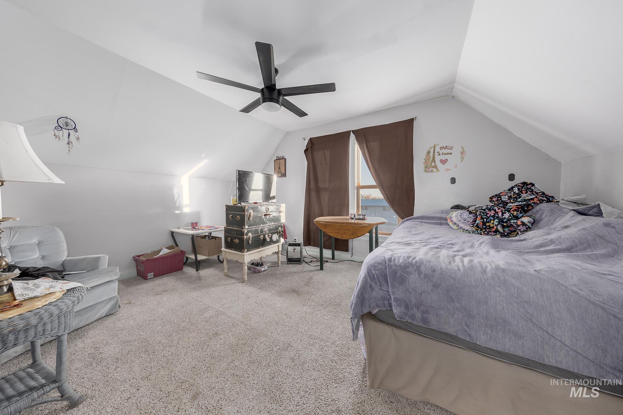 700 E Commercial