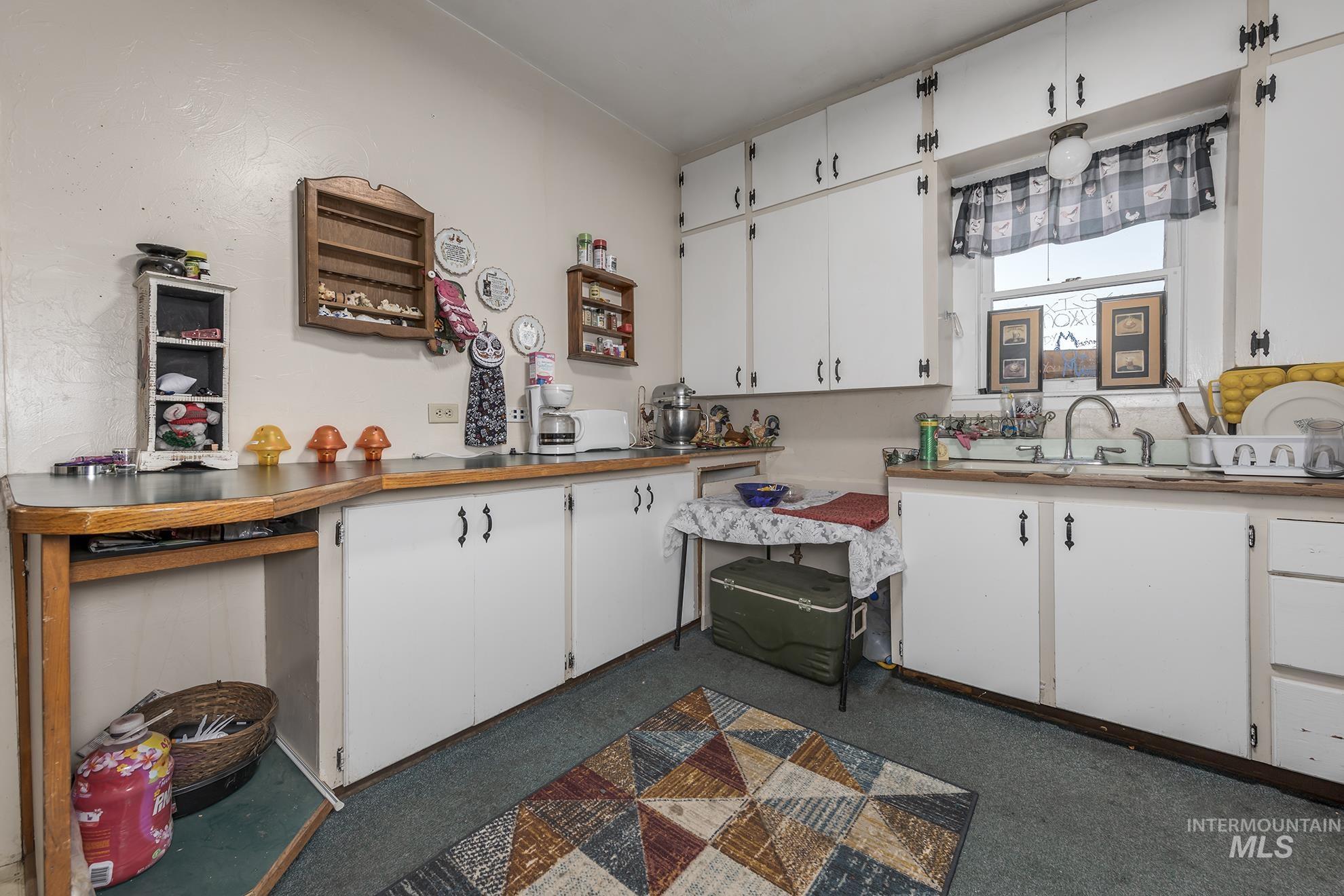 700 E Commercial