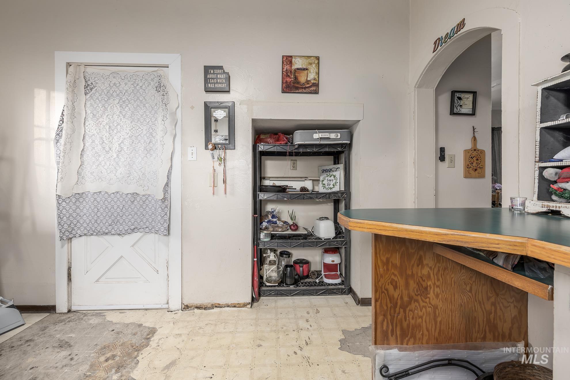 700 E Commercial