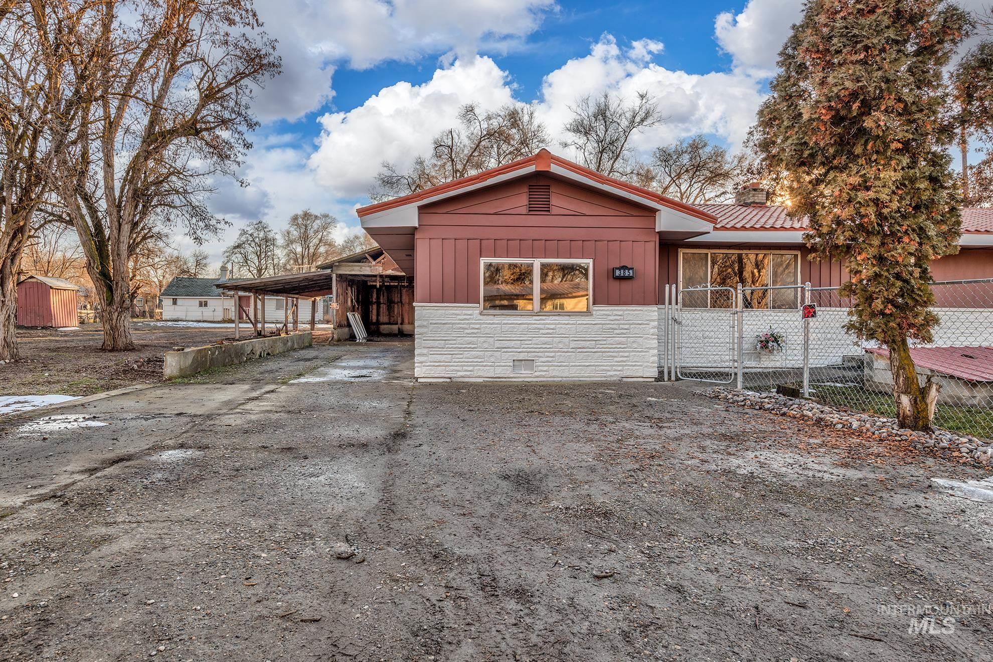 385 Anchor St.