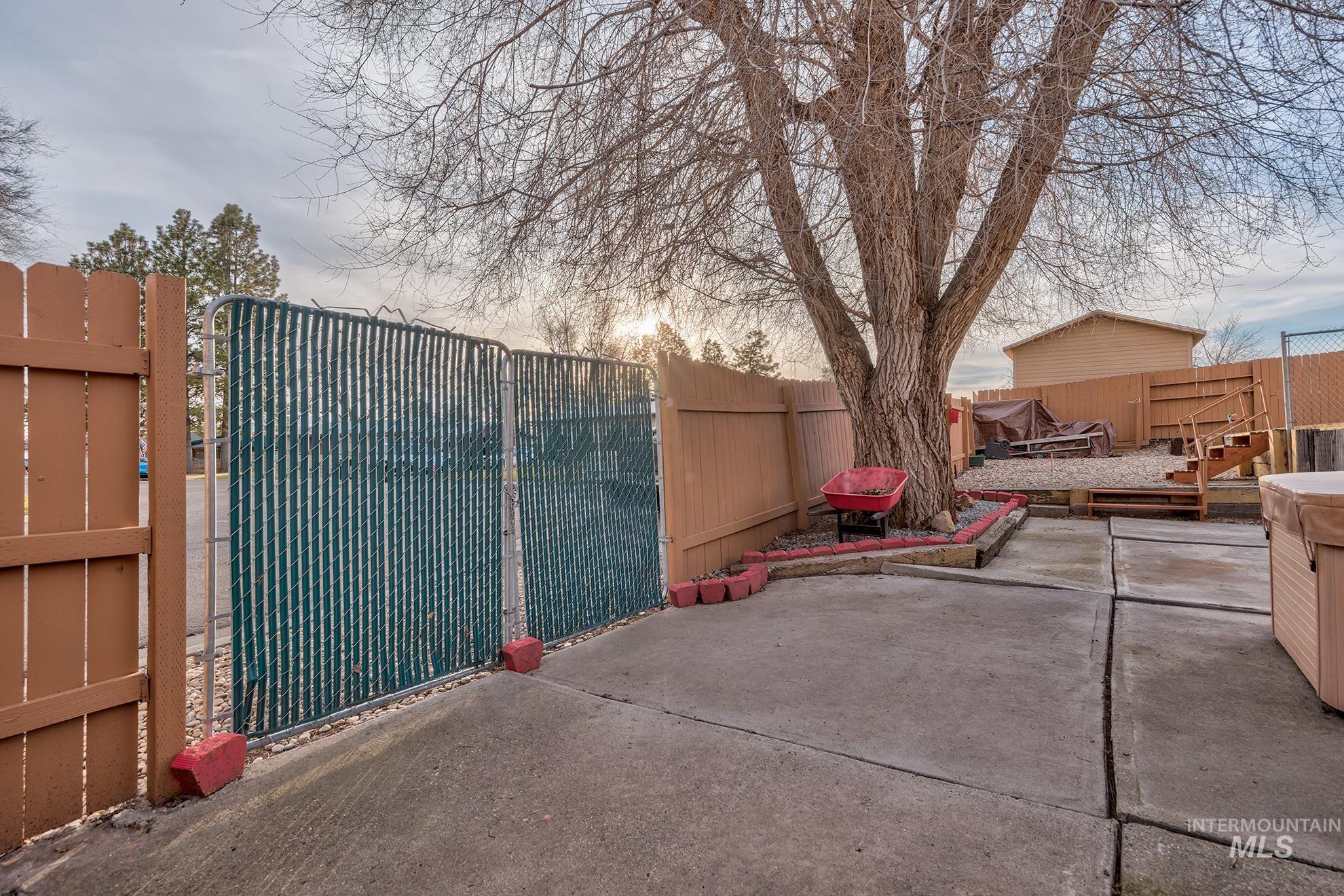 611 W Indianhead Road