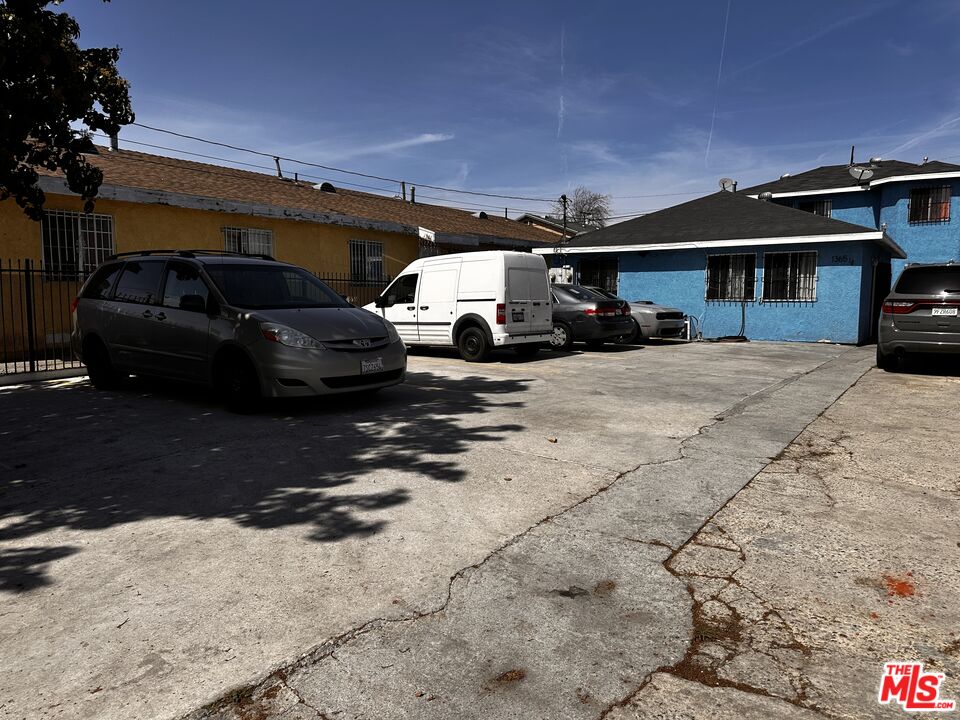1363 E 59th St