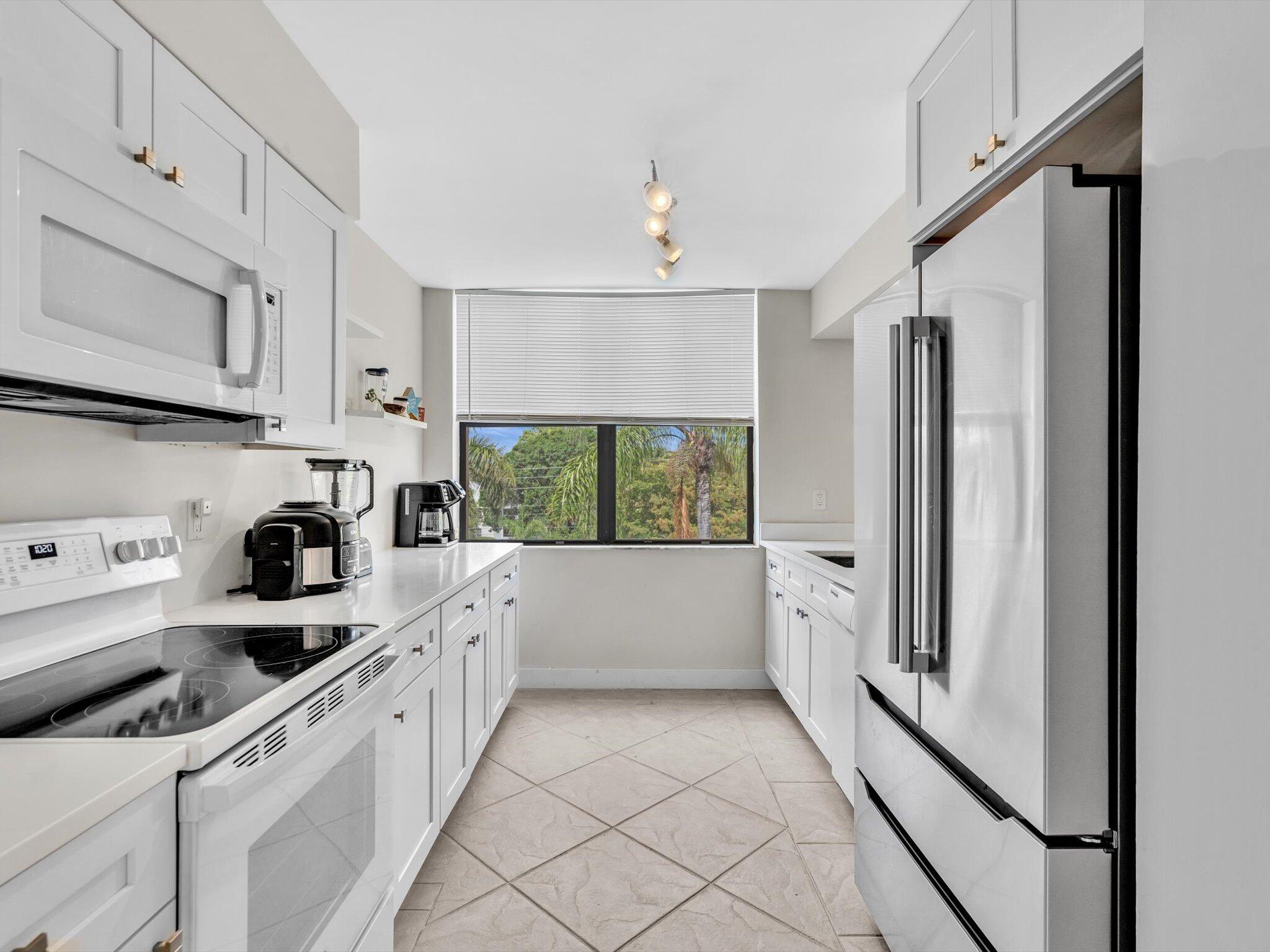 2455 Lindell Boulevard 3401