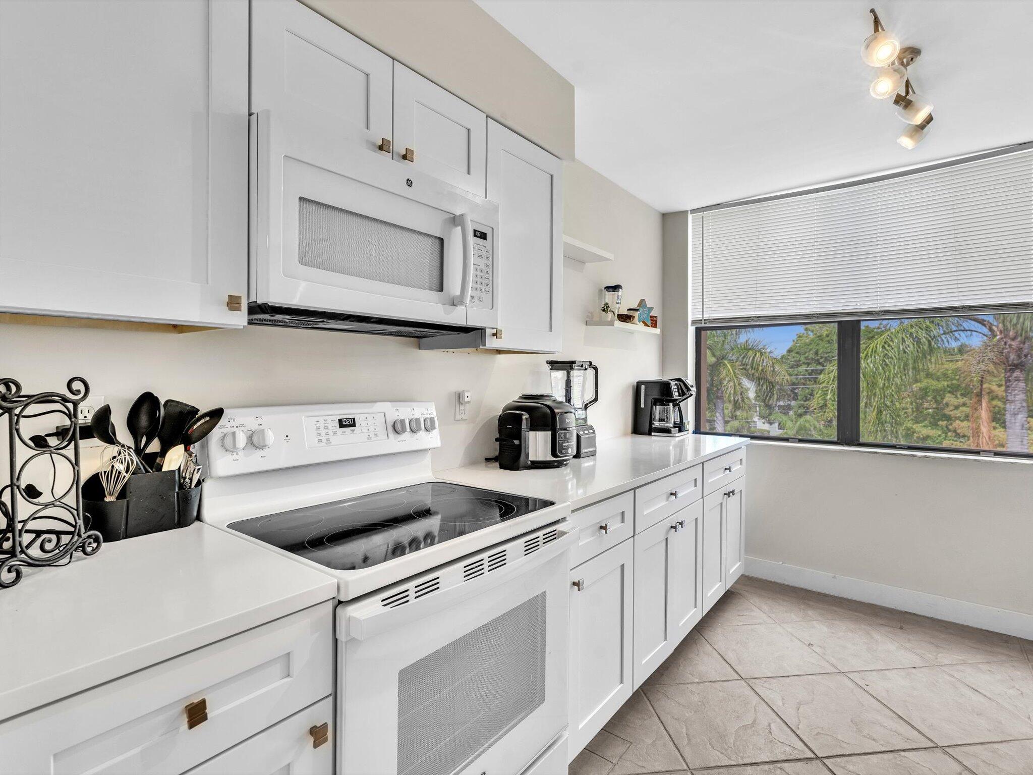 2455 Lindell Boulevard 3401