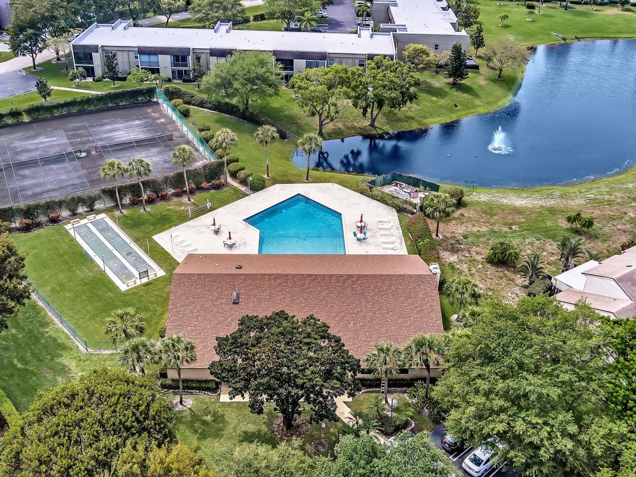 712 Lago Road