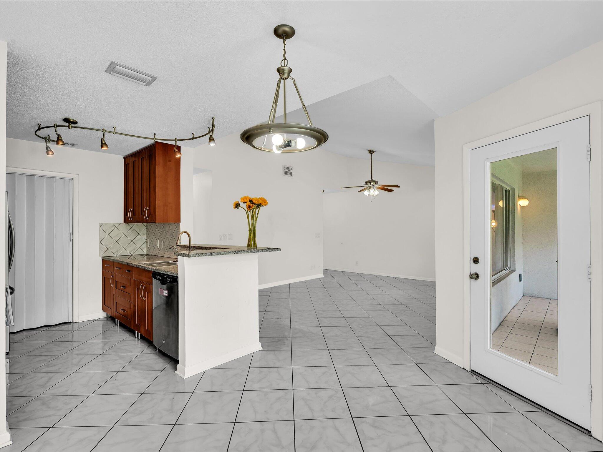 815 W Boynton Beach Boulevard Unit: 16-205