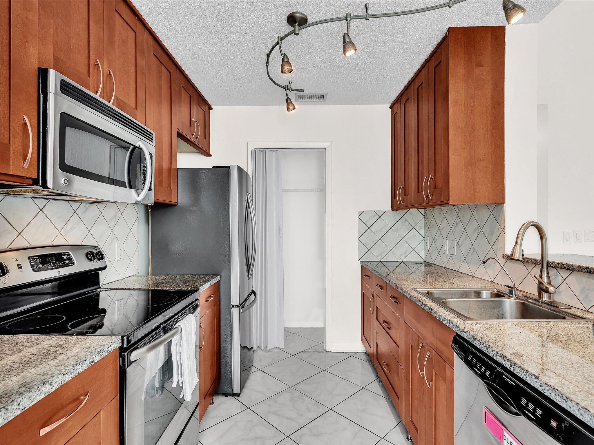 815 W Boynton Beach Boulevard Unit: 16-205