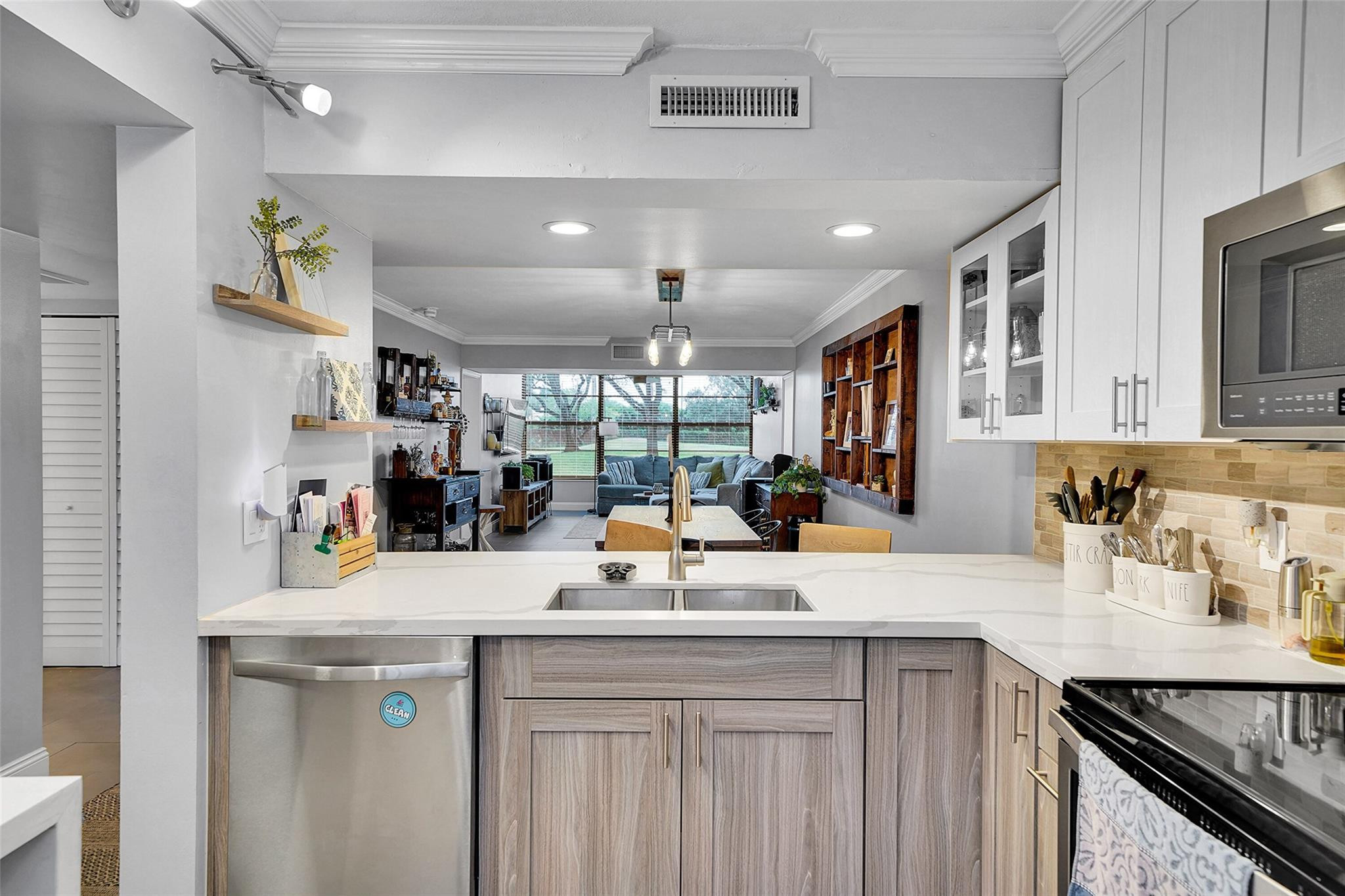 1502 Whitehall Dr 101