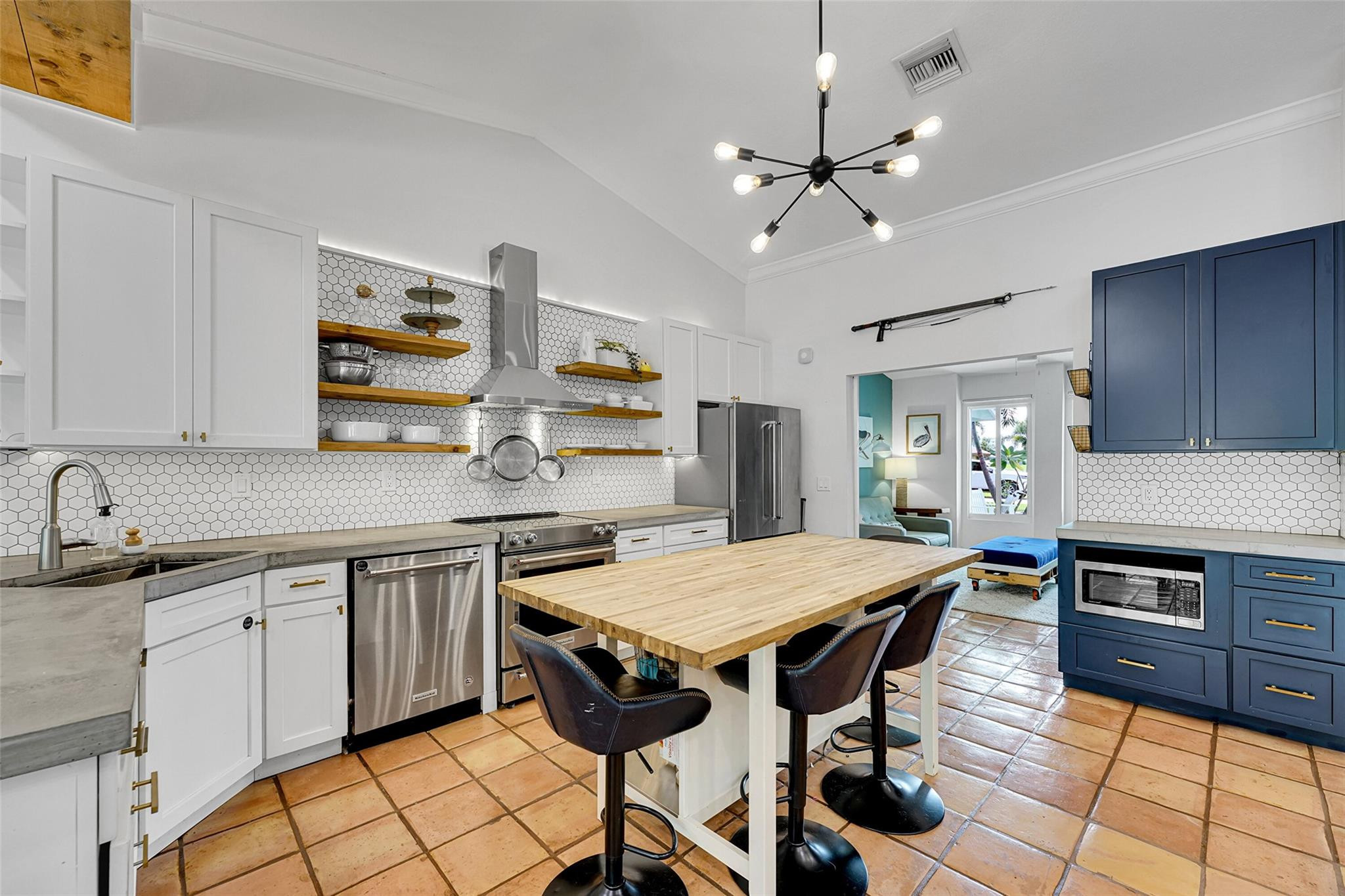 2739 Oak Tree Ln