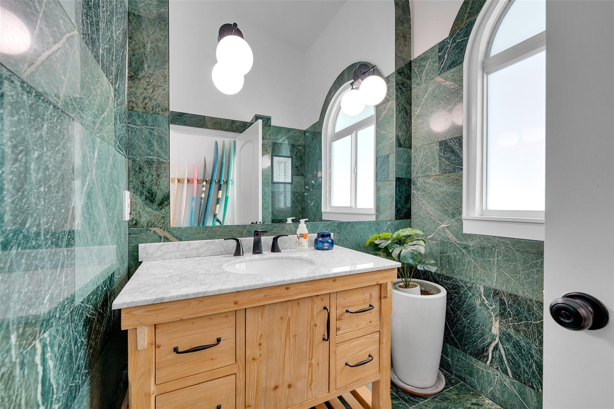 2739 Oak Tree Ln