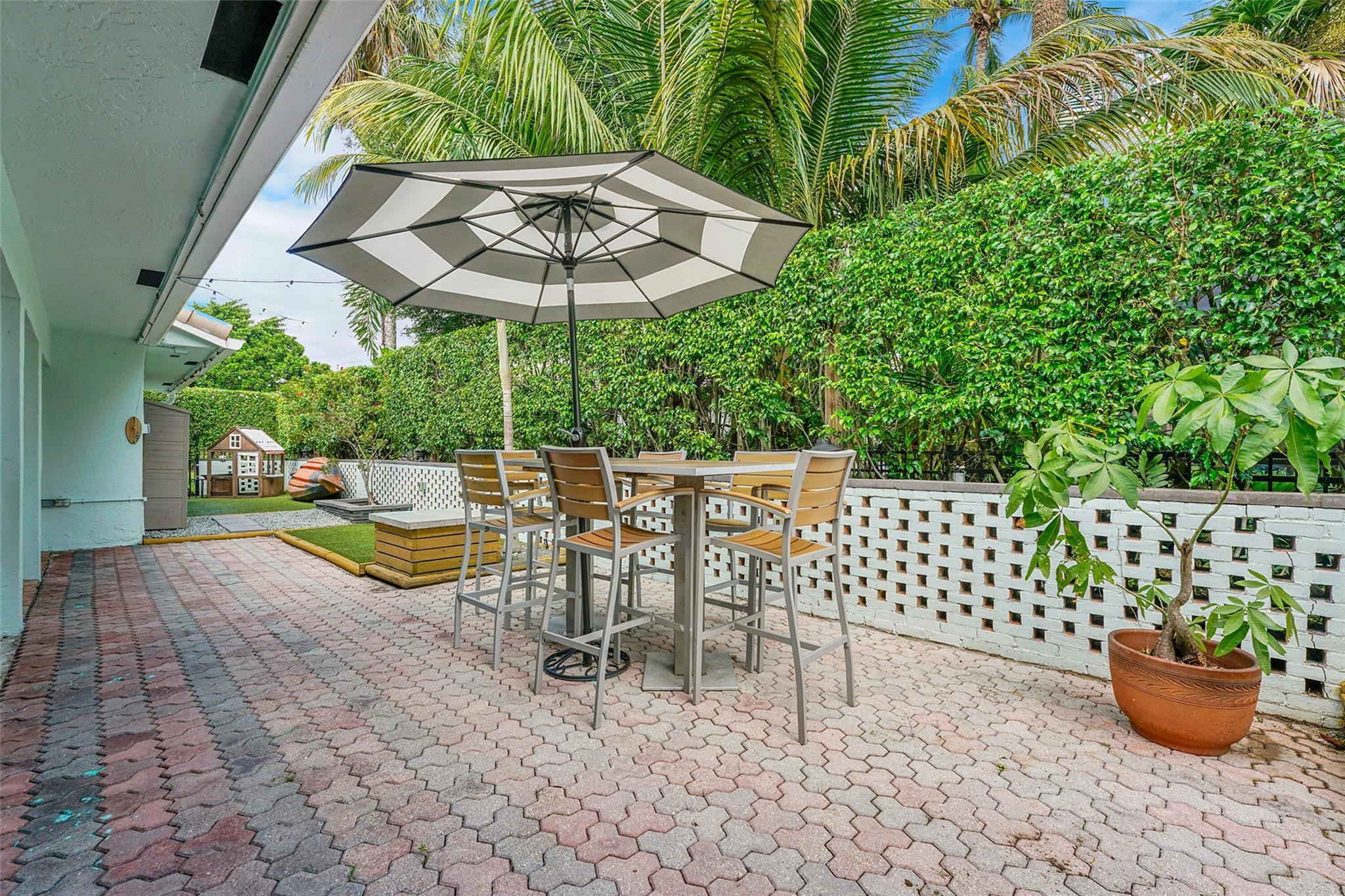 2739 Oak Tree Ln