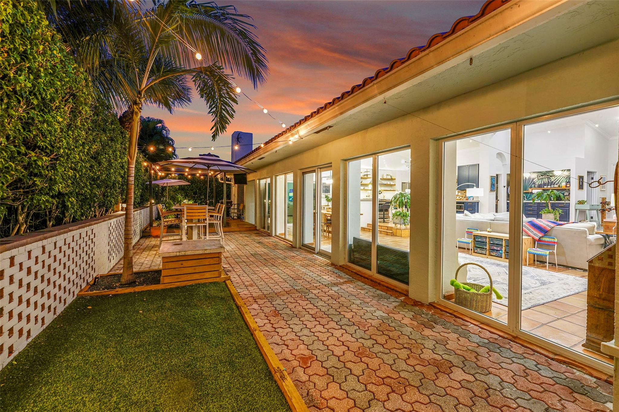 2739 Oak Tree Ln