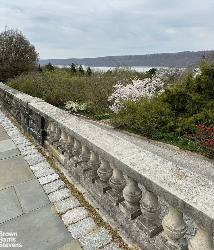 4525 Henry Hudson Parkway W B607