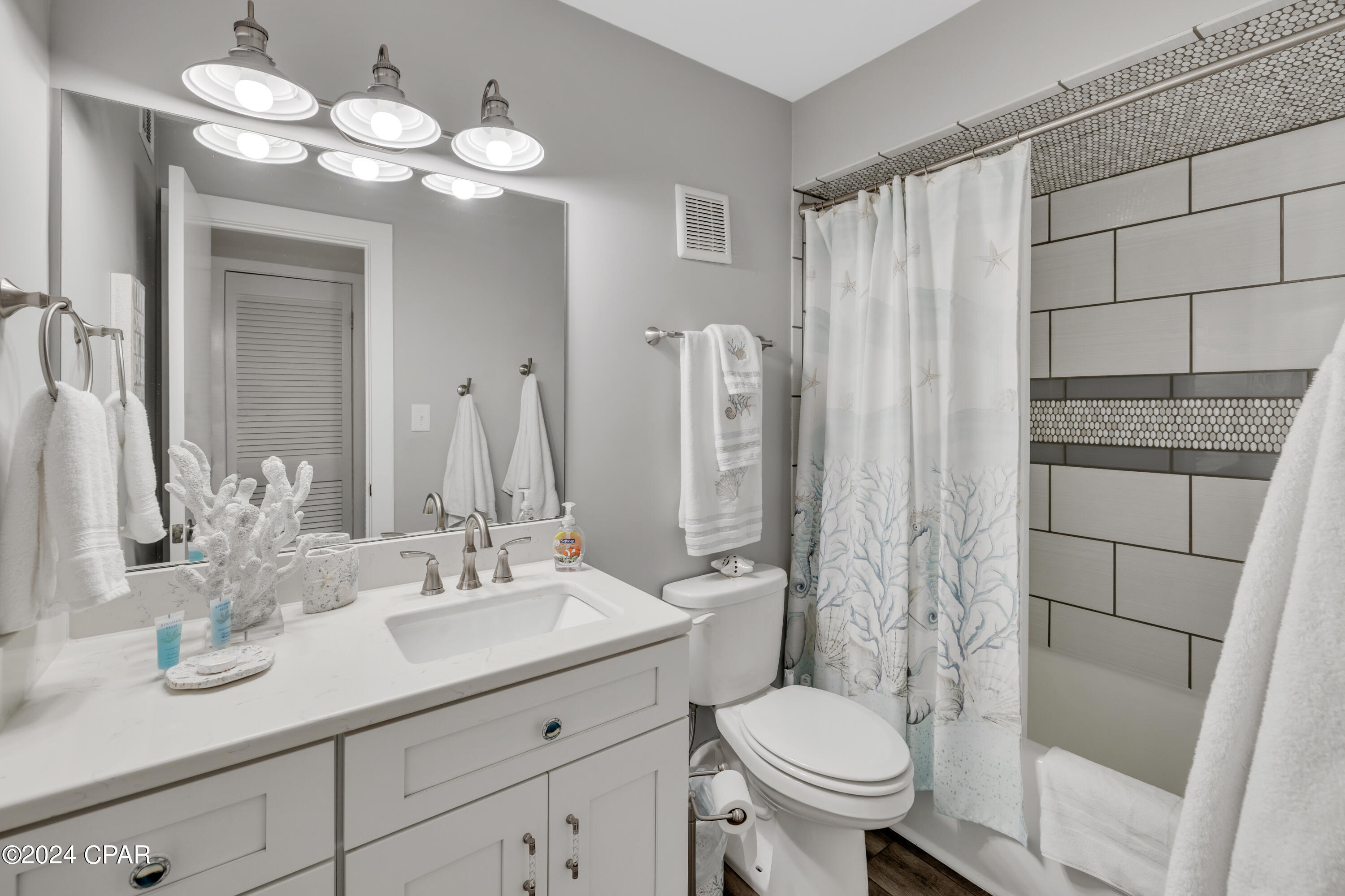 5801 Thomas Drive 818