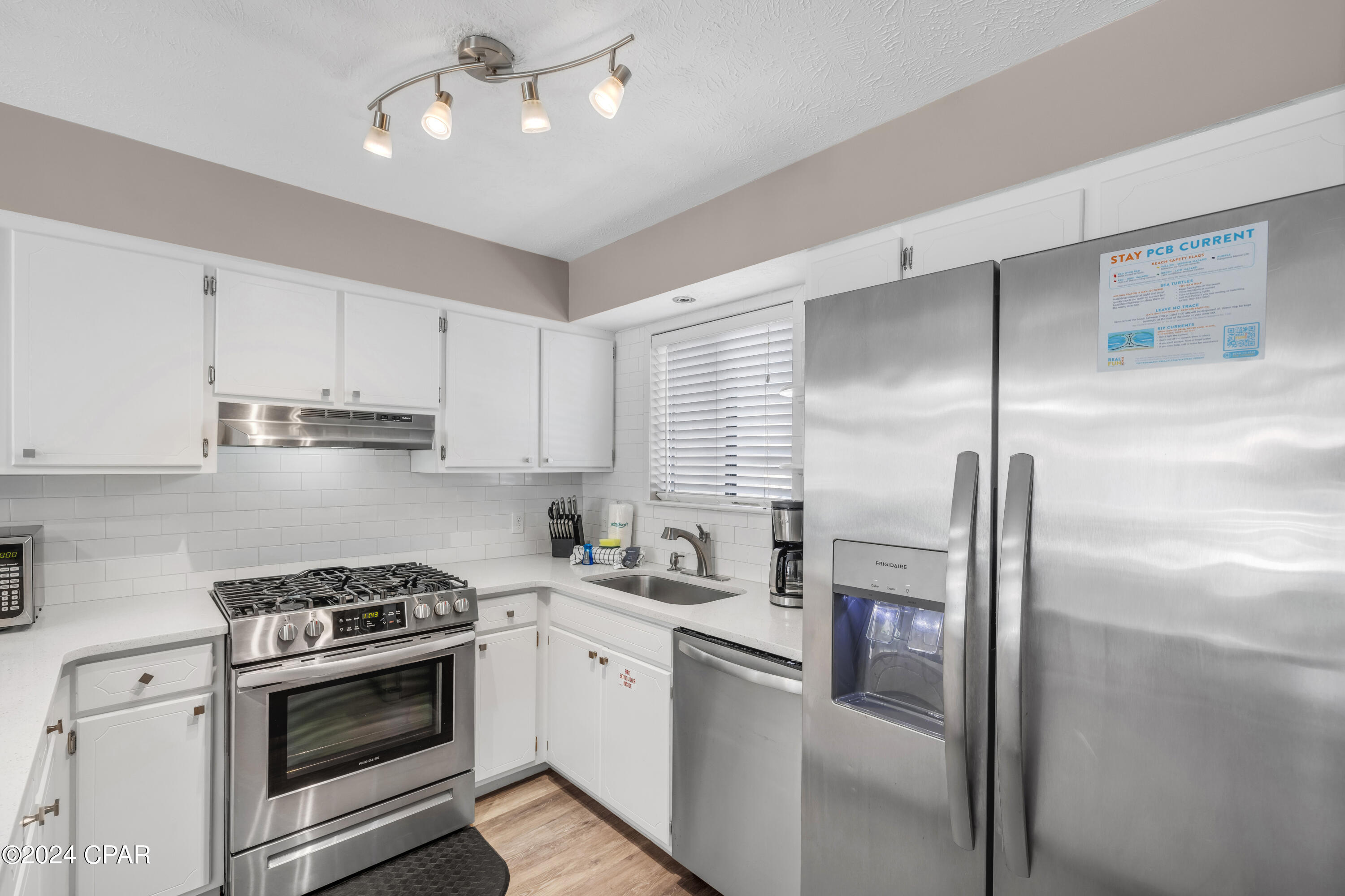 159 W Leslie Lane