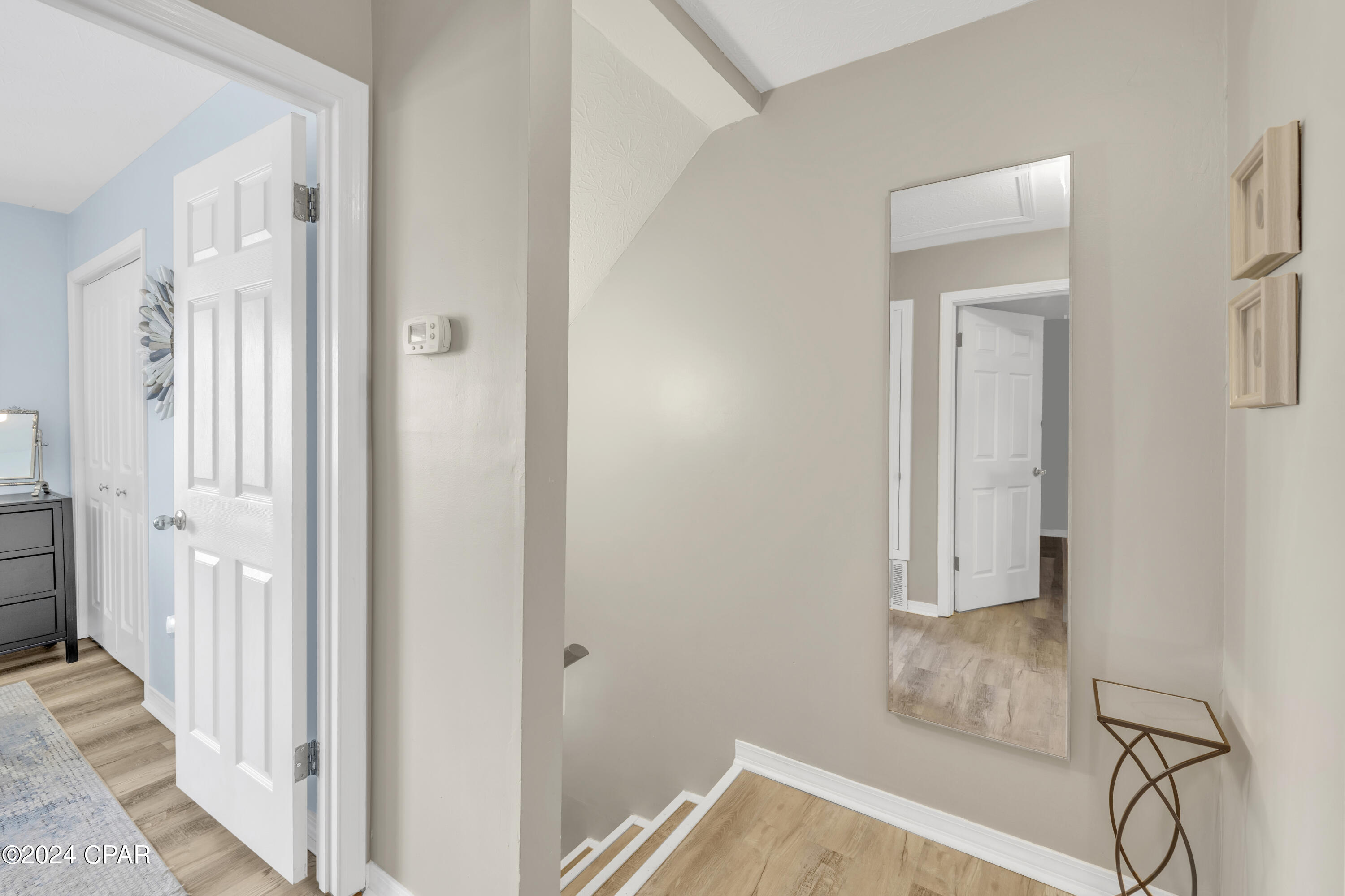 137 W Leslie Lane