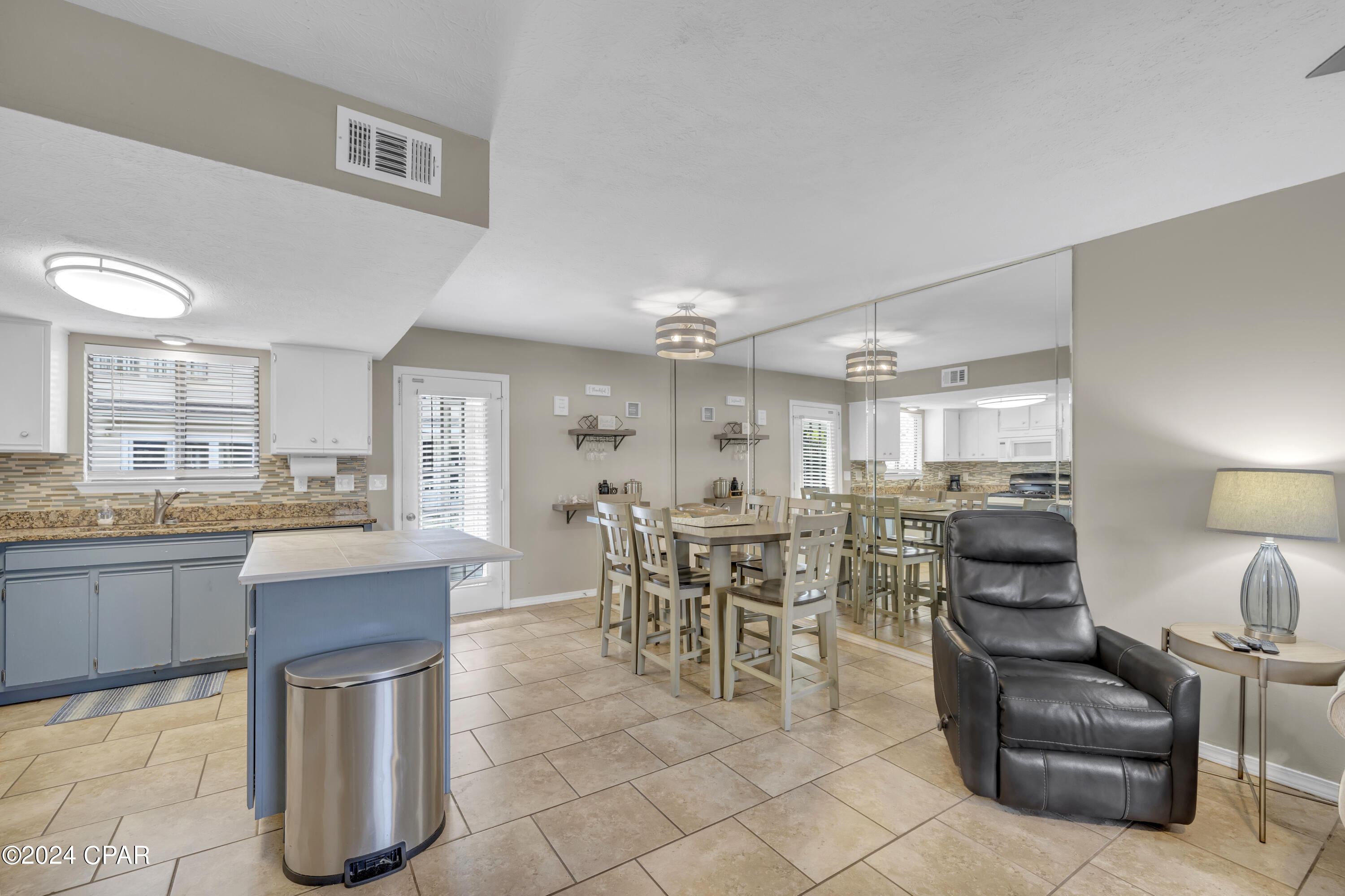 137 W Leslie Lane