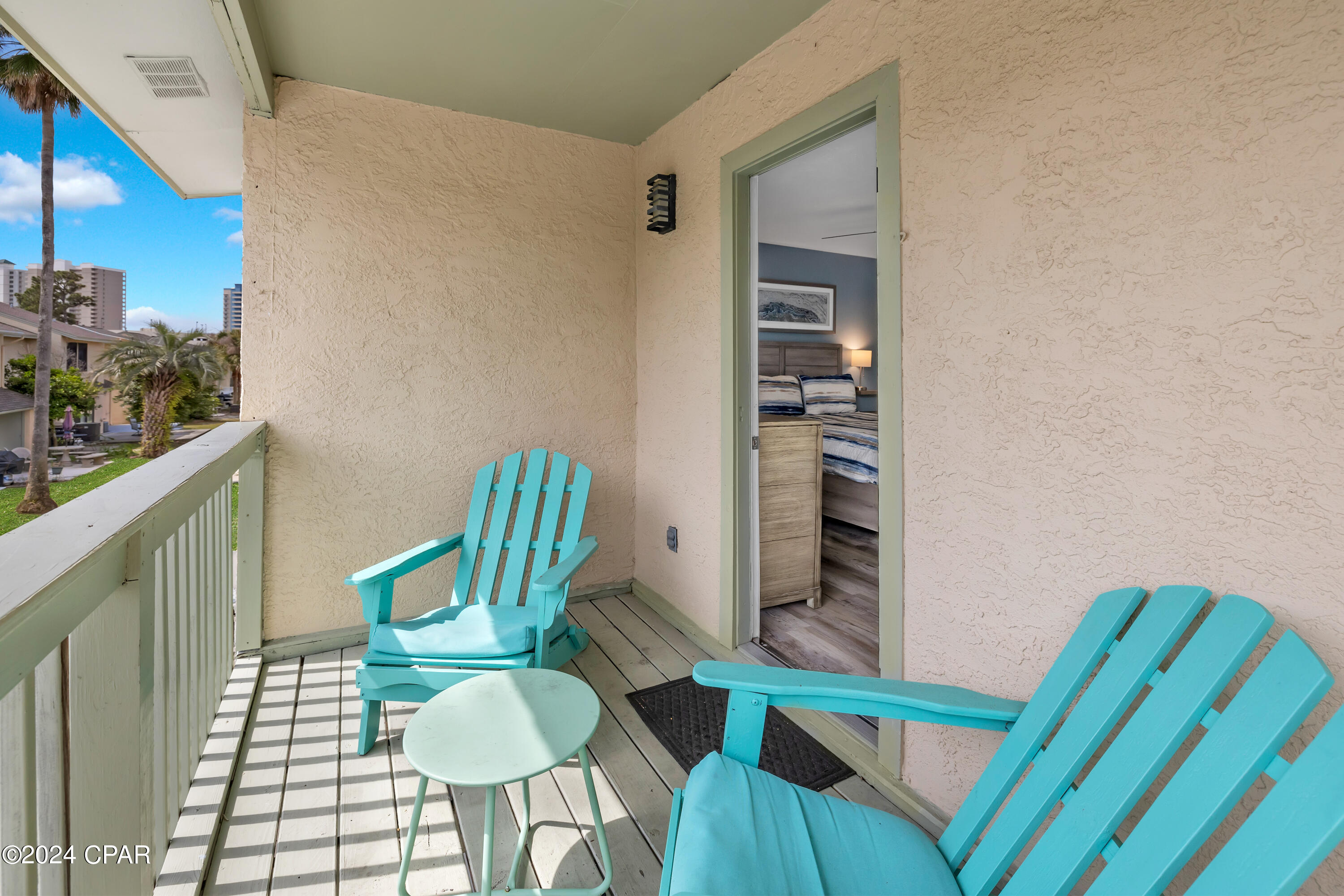 137 W Leslie Lane