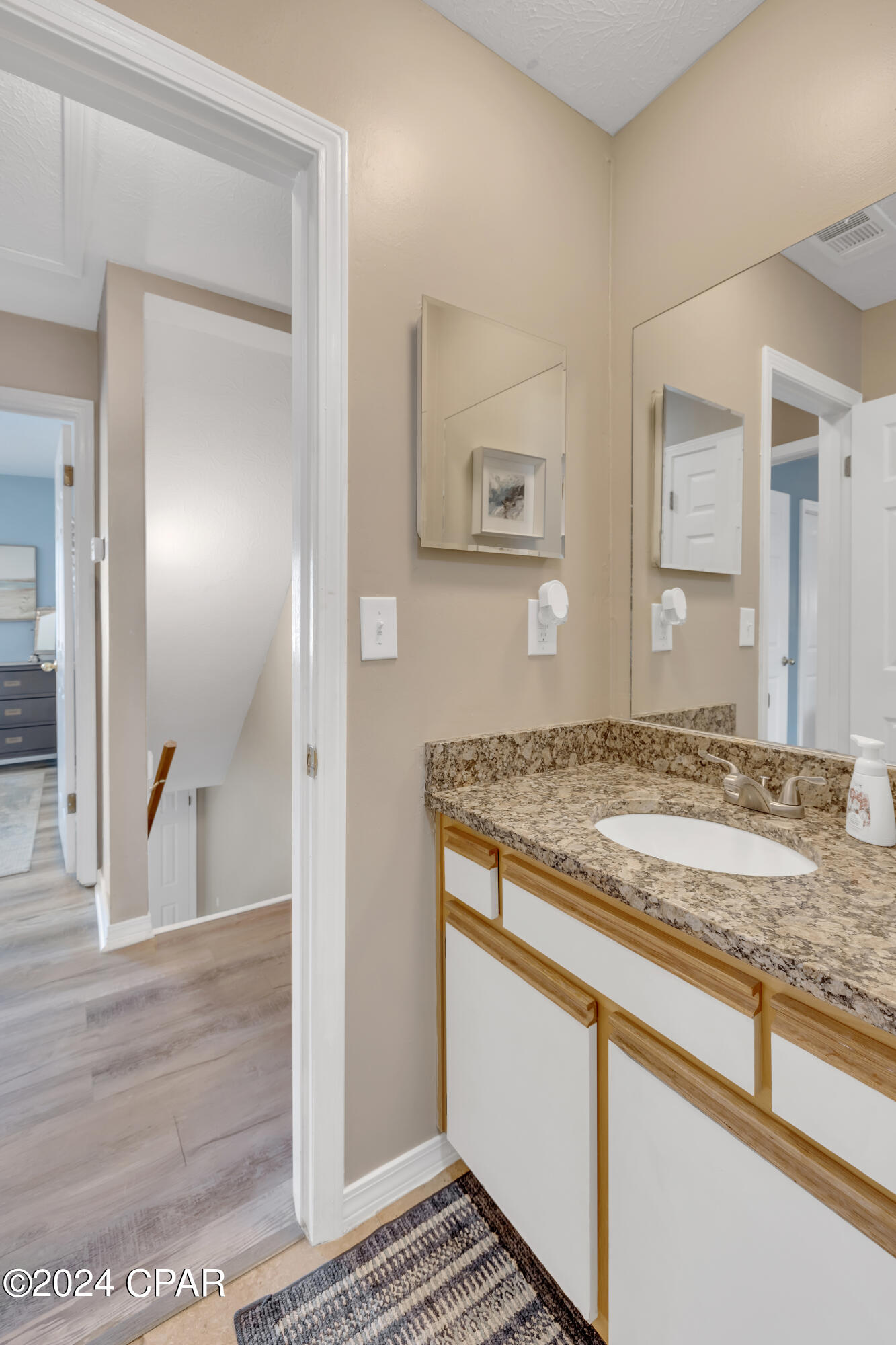 137 W Leslie Lane