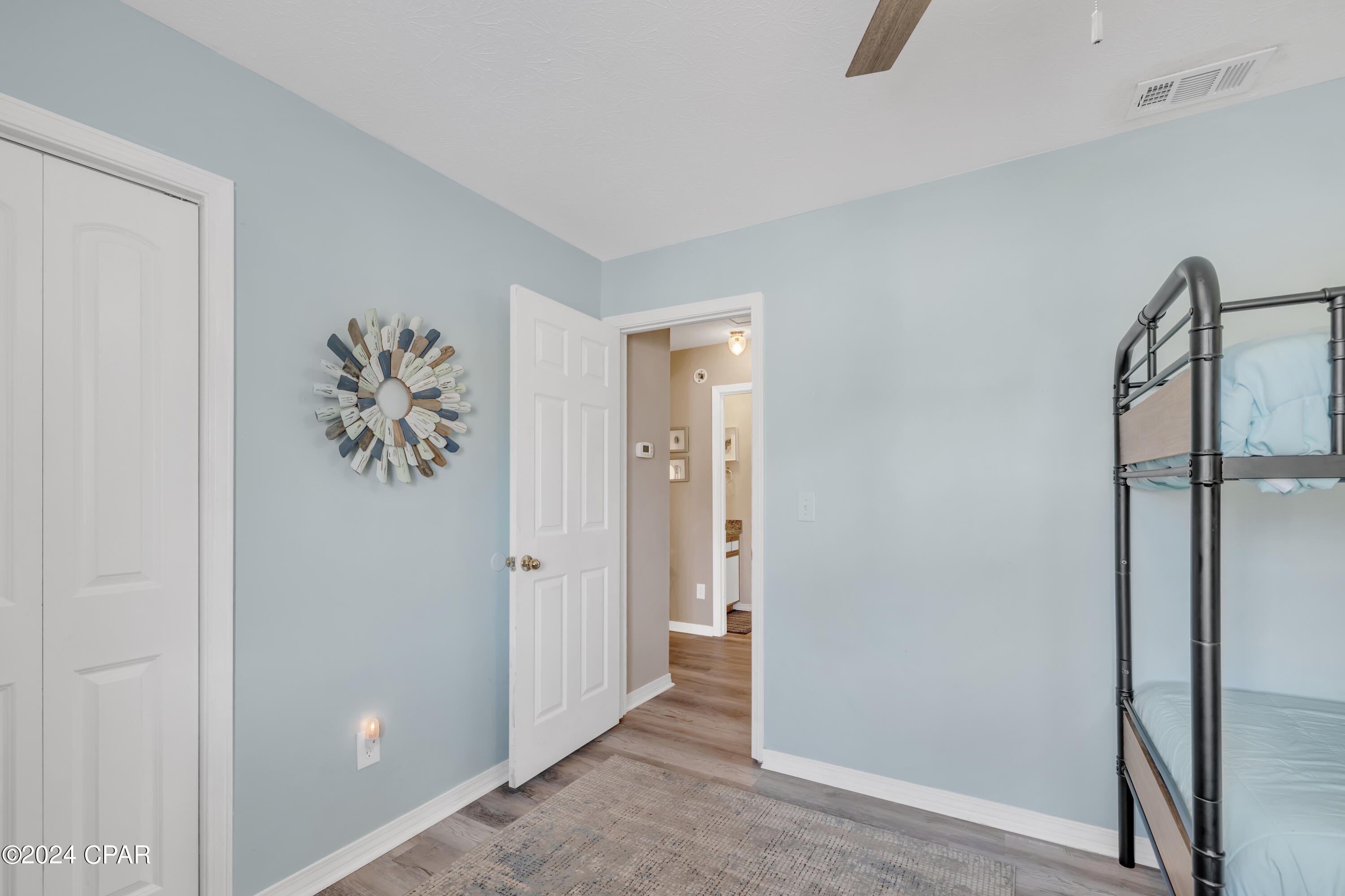 137 W Leslie Lane