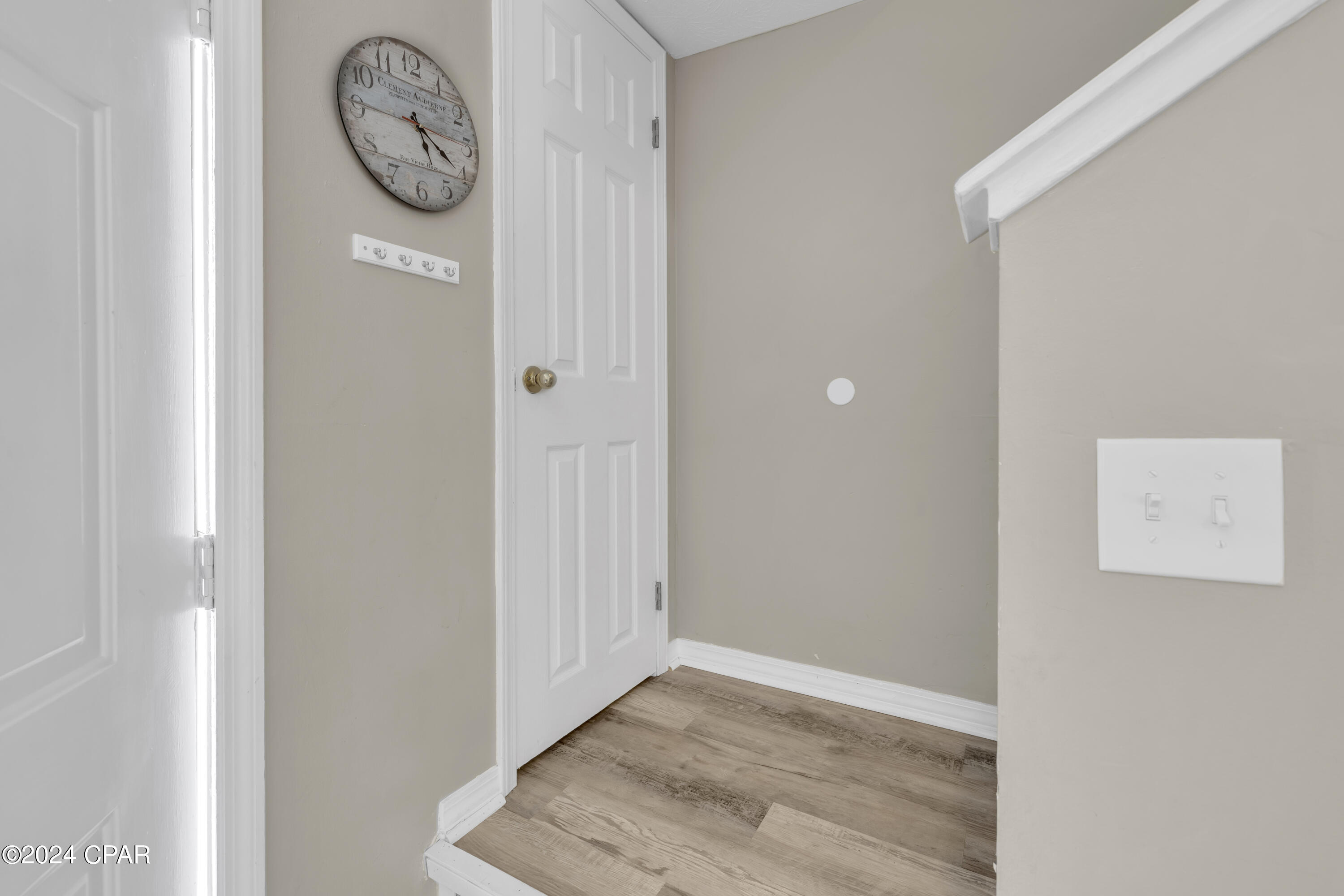 137 W Leslie Lane