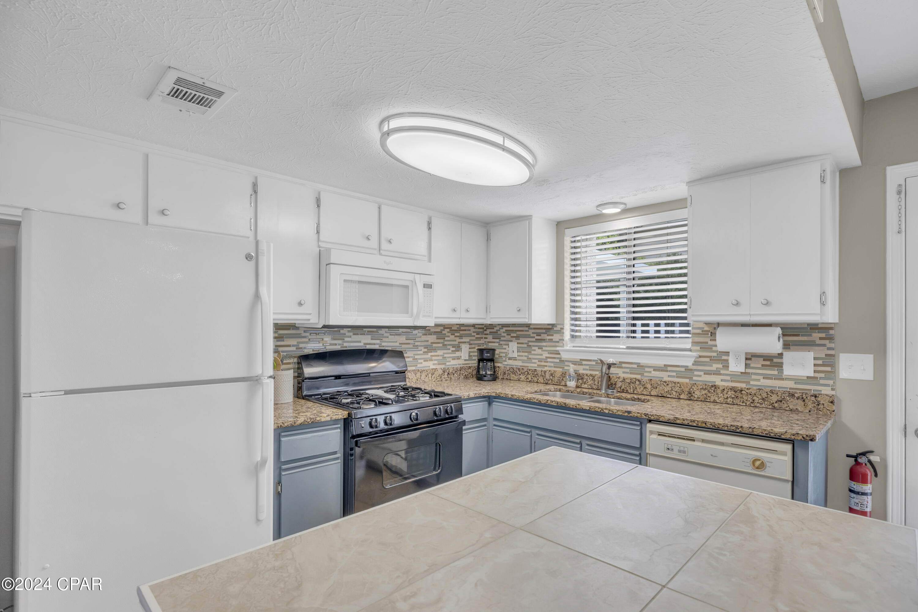 137 W Leslie Lane