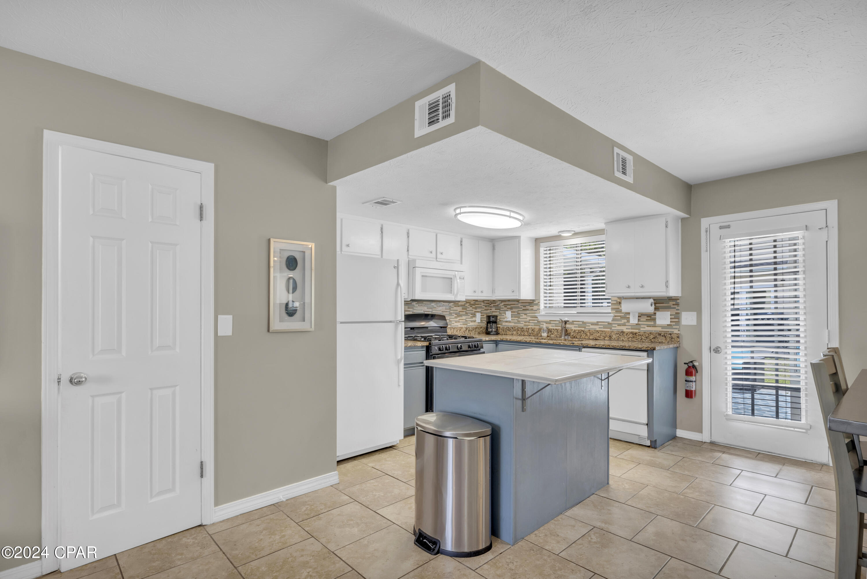 137 W Leslie Lane