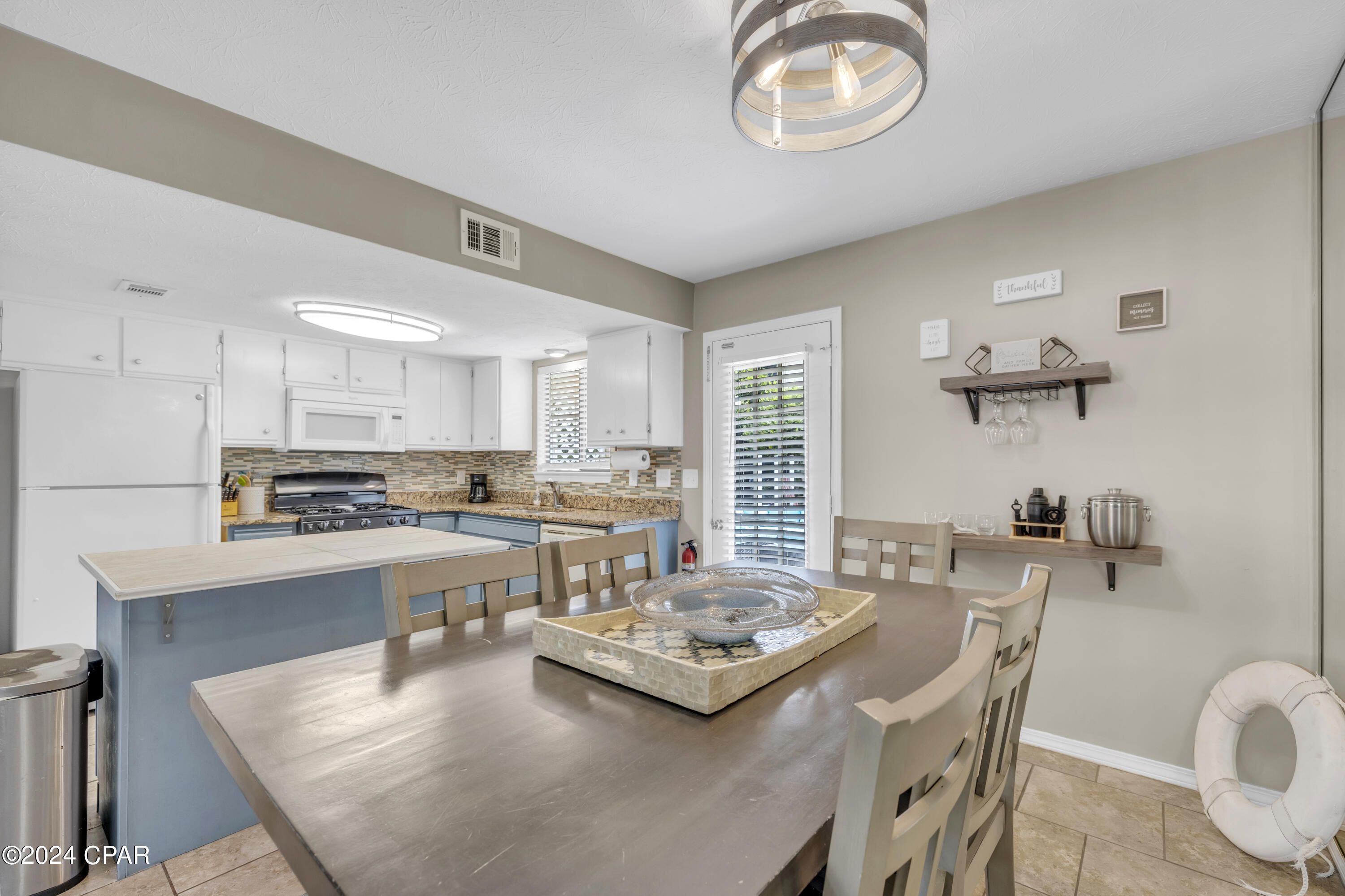 137 W Leslie Lane