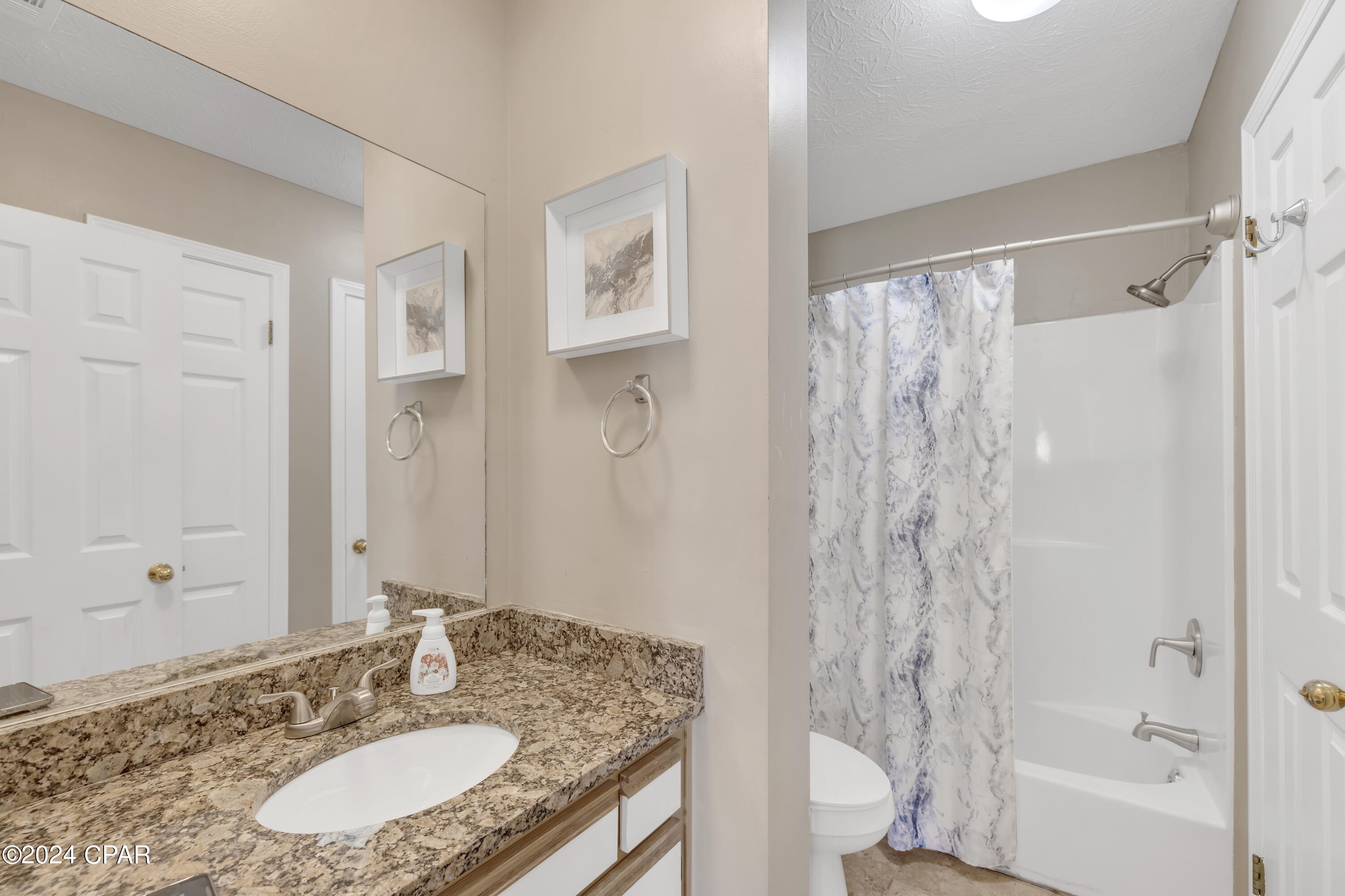 137 W Leslie Lane