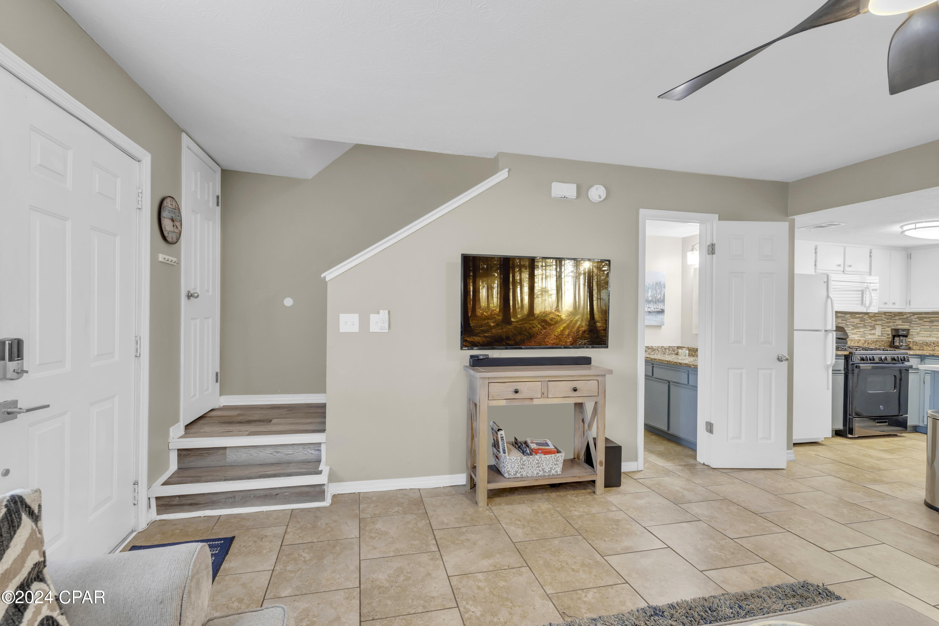 137 W Leslie Lane
