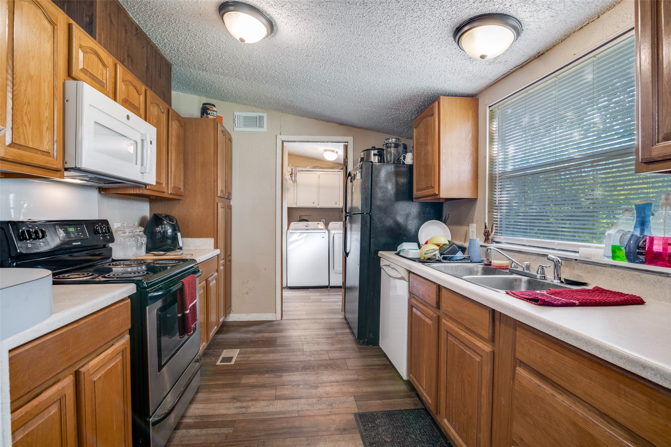 1106 N Fm 1138