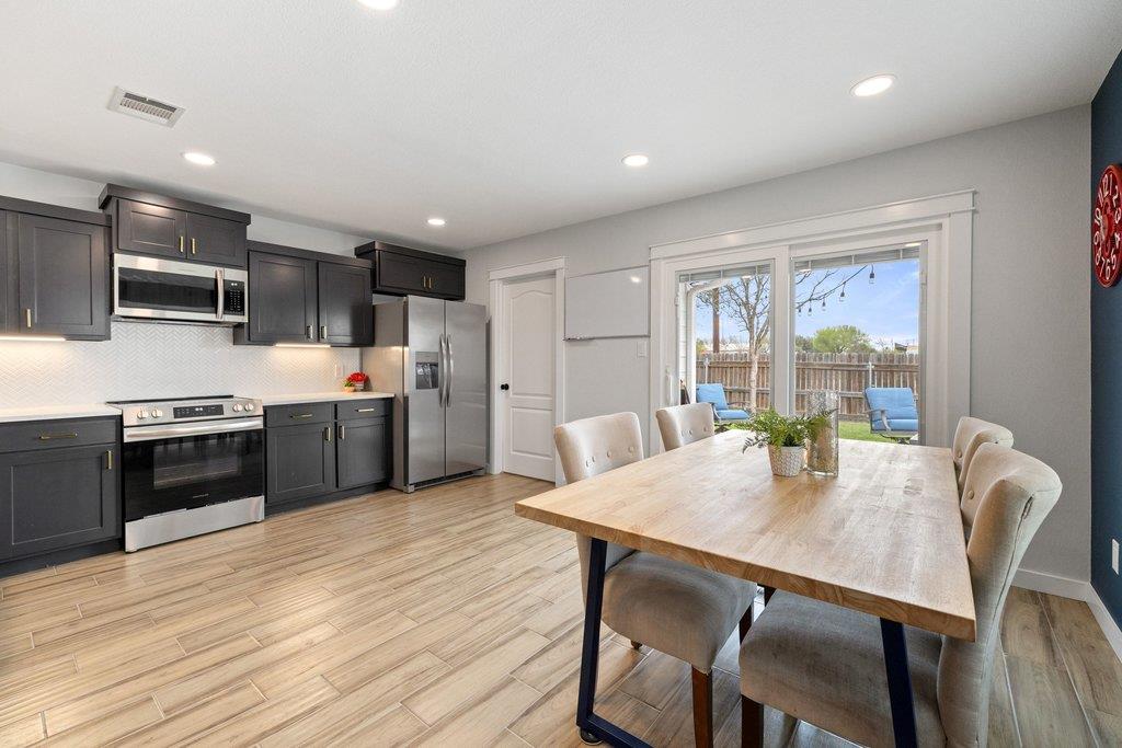 4006 Kings Canyon DR