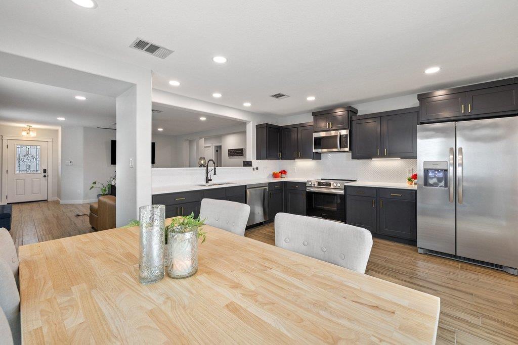 4006 Kings Canyon DR