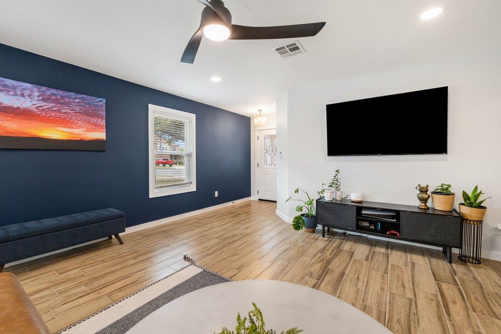 4006 Kings Canyon DR