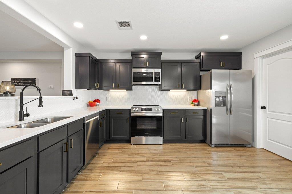 4006 Kings Canyon DR