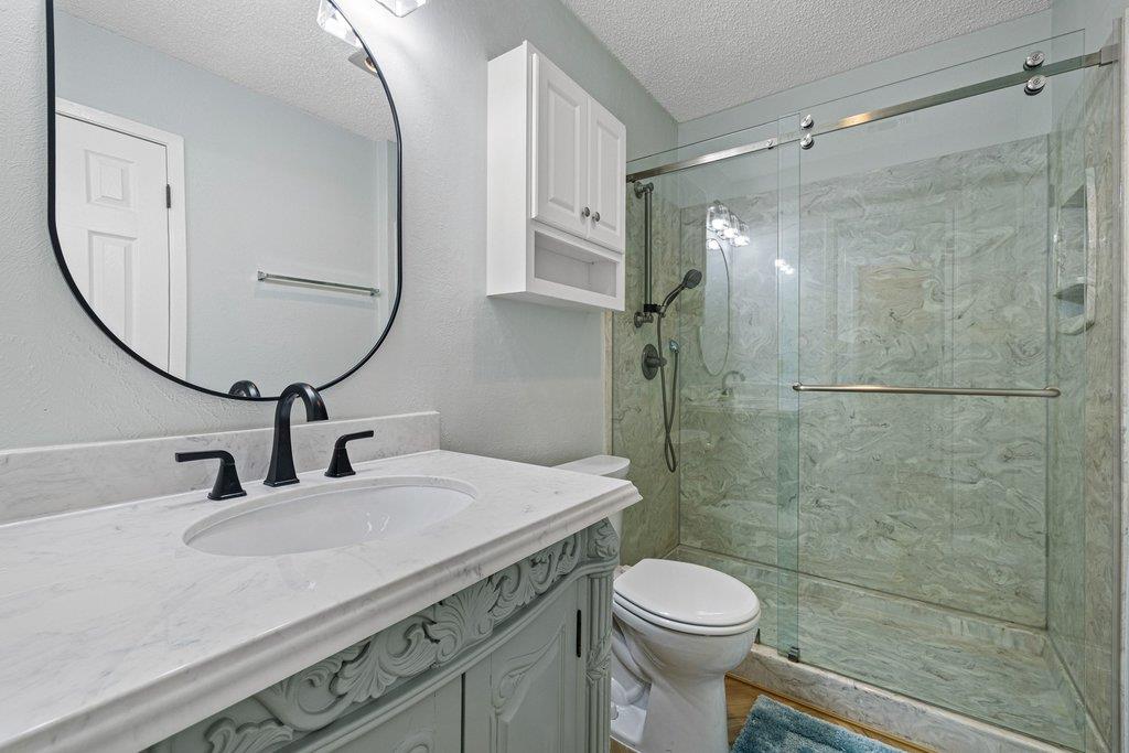 704 Brookwood CIR