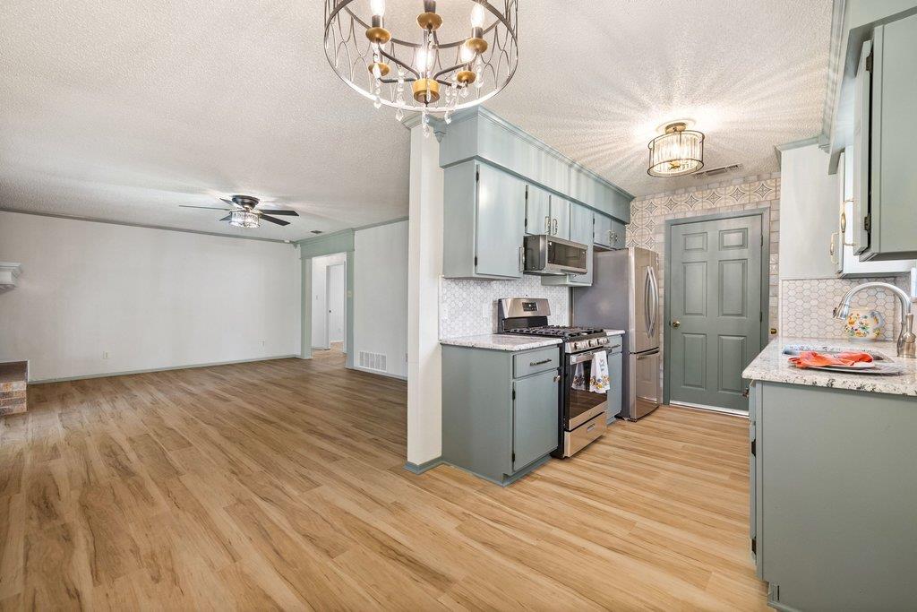 704 Brookwood CIR