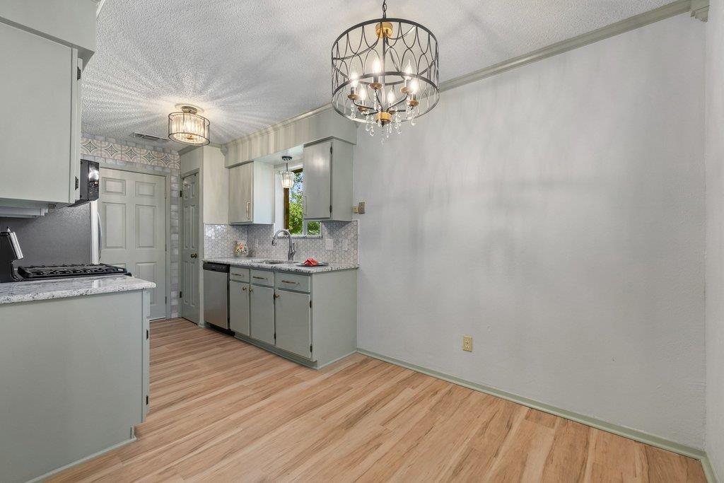 704 Brookwood CIR