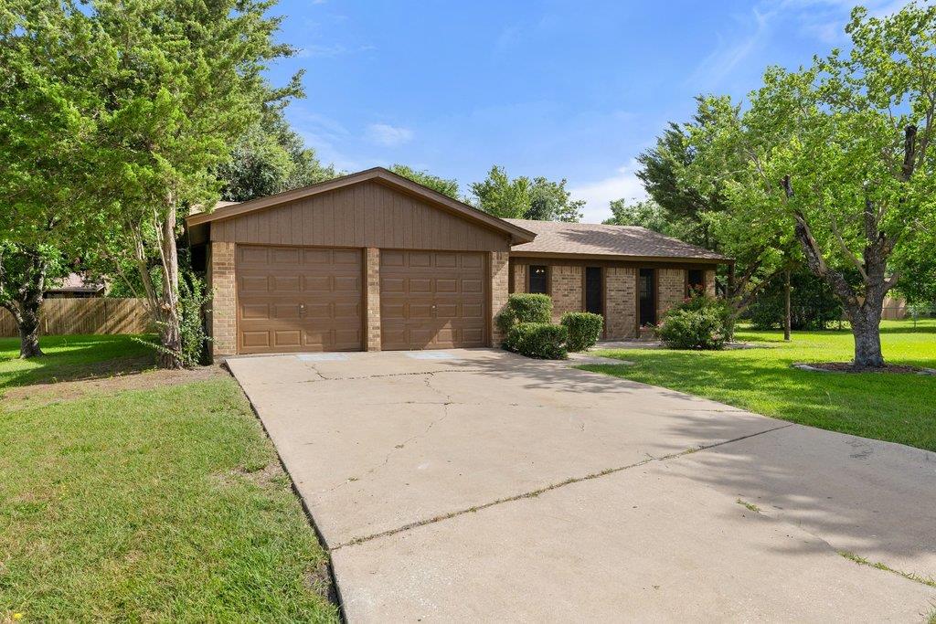704 Brookwood CIR