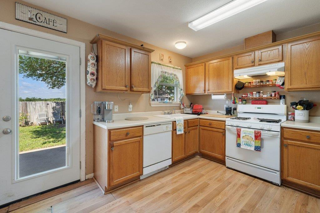 306 Lydia LN