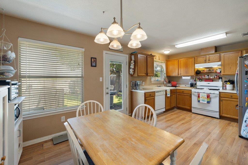 306 Lydia LN