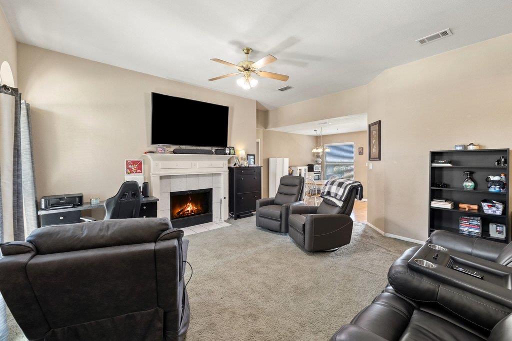306 Lydia LN