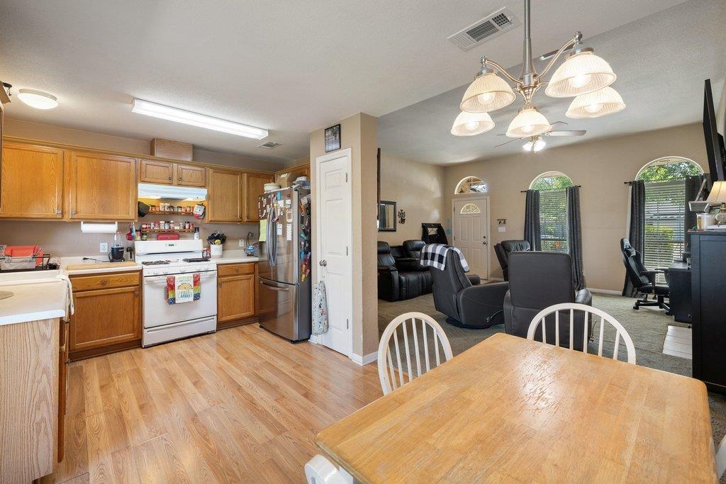 306 Lydia LN