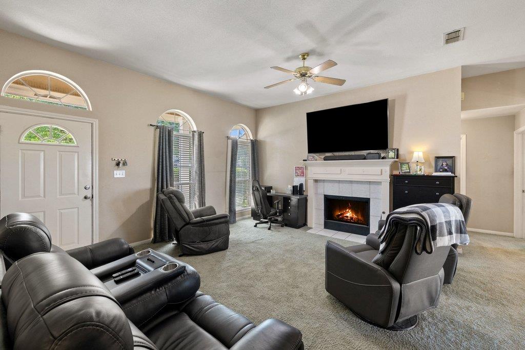 306 Lydia LN