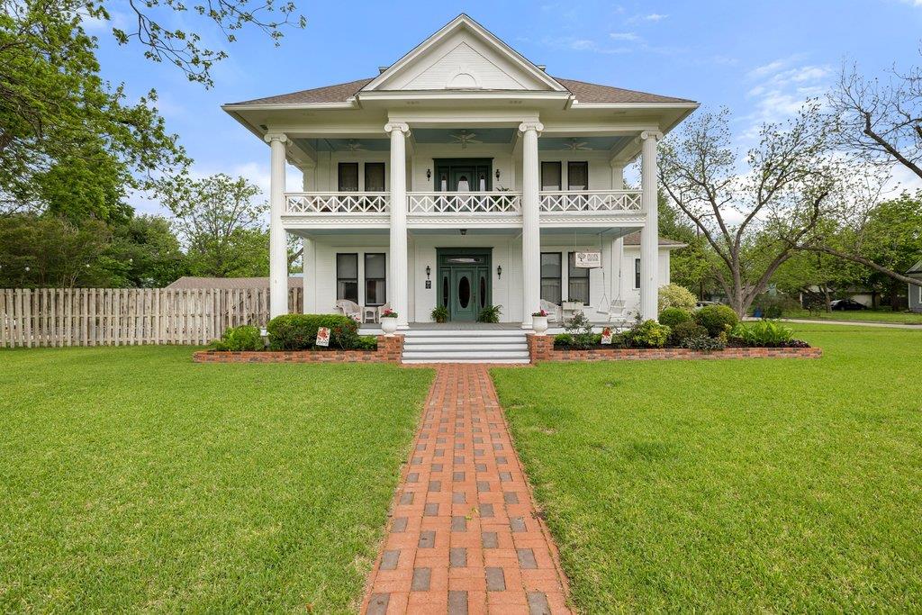 819 Hackberry ST
