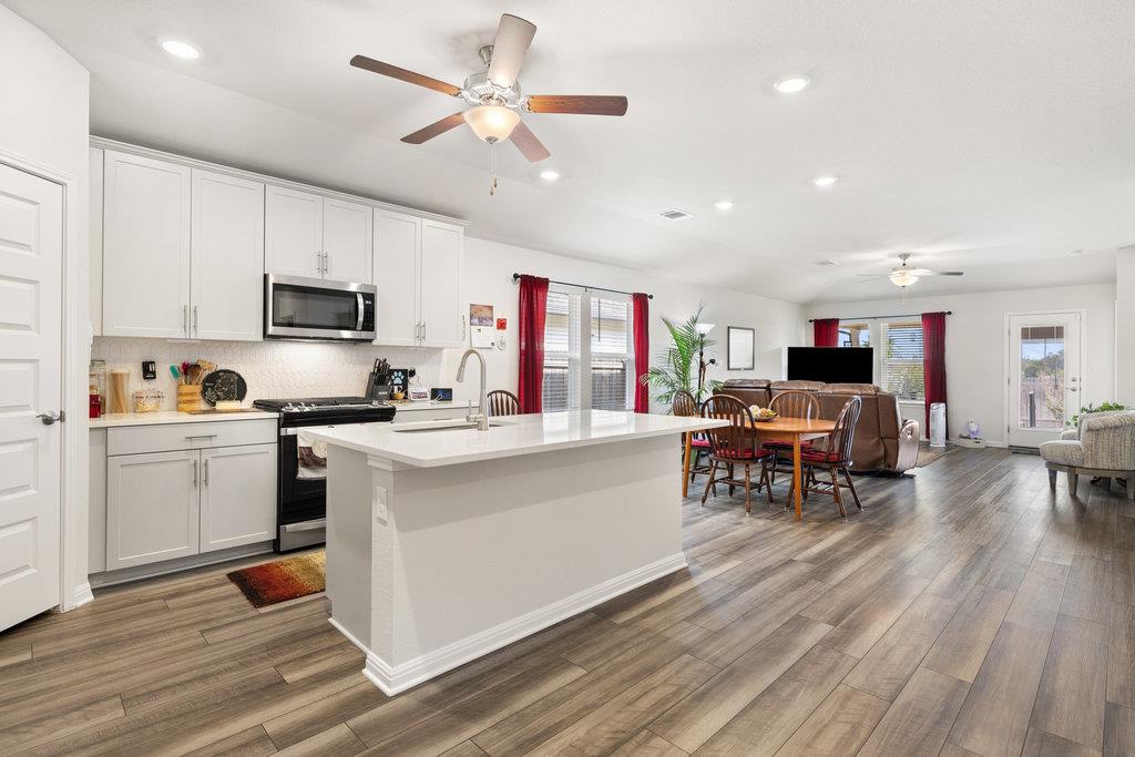 130 NW Greenspire LN NW